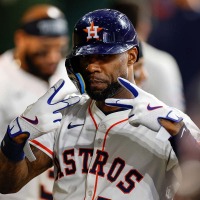 【MLB】ドジャース、元同僚ヘイワードに「チャンピオンリング贈呈」 “親友”フリーマンらと笑顔の抱擁、6球団渡り歩き……今季パドレス移籍も戦力外に 画像