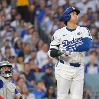 【MLB】大谷翔平、衝撃のWS2号直後の1枚に公式注目「オオタニのバットを探して」 CY賞右腕からの一打に本拠地熱狂 画像