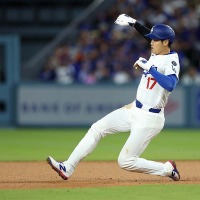 【MLB】大谷翔平、右足太ももに違和感? “走塁時に異変”で急失速……指揮官とトレーナーが確認 画像