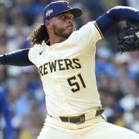 【MLB】ドジャースの大型補強は止まらない？　次なるターゲットはブルワーズのタフネス右腕か……「先発陣の耐久性に懸念」と米メディア 画像