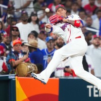 【WBC2026】マチャドが逆シングルから“エグすぎる”大遠投の美技連発　ドミニカ共和国、昨季45本塁打カミネロの決勝2ランで初陣勝利 画像