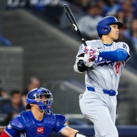 【MLB】大谷翔平、新人捕手と思わぬ“衝突”アクシデントで左腕を痛がる仕草　まさかの牽制送球時に…… 画像