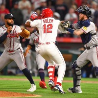 【MLB】エンゼルス戦で大乱闘勃発　先制アーチのソレア、死球後の内角球にブチ切れ……マウンド付近でブレーブス右腕と殴り合い 画像