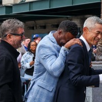 【MLB】イチロー氏、自身の銅像“バットが折れる”ハプニングも……除幕式後には守備練習「彼の日常は変わらない」 画像