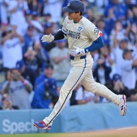 【MLB】「オオタニがデコイのポーズを披露」大谷翔平、4号直後のロハスとの祝福に公式注目　先頭打者弾で反撃の口火 画像