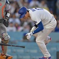 【MLB】大谷翔平、左腕の“151キロ”シンカーが「右肩直撃」で絶叫　死球で出塁記録更新も…… 画像