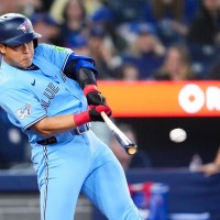 【MLB】決勝タイムリーの岡本和真を主砲ゲレーロJr.が称賛「彼はグレートで面白い」　公式サイトも「今や中軸で大きな存在感」と伝える 画像