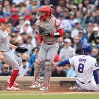 【MLB】「リトルリーグかよ」ファンも憤慨、レッズ捕手が犯した“とんでもない凡ミス”　無死満塁、三塁手がゴロでベースを踏んで本塁送球も…… 画像