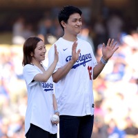 りくりゅうペアが始球式登場で「ドジャースの試合に華を添えた！」　“チェアリフト”に反響、山本由伸＆佐々木朗希と3ショットも【フィギュア】 画像