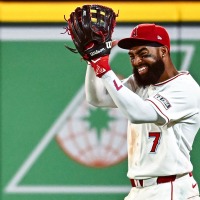 【MLB】アデルがフライを“頭で受けて”打球がスタンドイン……まさかの本塁打アシストに米記者驚愕「彼は守備に一生懸命取り組んできたが……」 画像