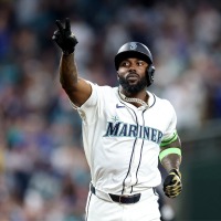 【MLB】“腕組み男”アロザレーナが大失態、初回第1打席にABSチャレンジ全失敗で三振　地元メディアは失望「史上最悪の使い方と断言できる」 画像