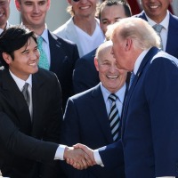 【MLB】大谷翔平と山本由伸へ「どちらの方が優れた投手なんだ？」　トランプ大統領の“究極の質問”にお互い即答、息ピッタリの反応に爆笑 画像