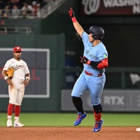 【MLB】岡本和真、“大谷超え”の次は球団記録に並ぶ24号……試合前には「ジャイアンツ仲間」とスリーショット写真に収まりリラックス 画像
