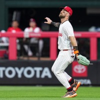 【MLB】ハーパーが4年ぶりの外野手復帰、恒例の“スタンドへ最敬礼”に実況興奮「いつも彼はこうしていた」　安打製造機アラエス加入で内野再編 画像