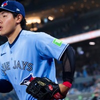 【MLB】岡本和真、一塁守備で162キロの強烈ゴロを好捕　華麗な反転送球“3-6-1”を米記者称賛「これは本当に難しい併殺プレーだ」 画像