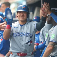 【MLB】岡本和真、ヤ軍スターと見せた二塁打直後の談笑　メジャー1年目から発揮する“愛され力”、敵地でも放つ存在感 画像