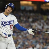 【MLB】大谷翔平、通算7度目の不名誉記録「ゴールデンソンブレロ」　屈辱の1試合4打席連続三振……右腕を気にする様子も 画像