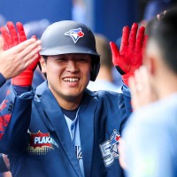 【MLB】ルーキー岡本和真にメジャーの洗礼、新人恒例行事でカウボーイ姿に変身　“絶妙な”カットオフデニムが「文句なしにダサい」「何とも可愛らしい」 画像