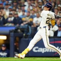 【MLB】ワールドシリーズ第1戦はブルワーズが辛勝、主将イエリッチの先制適時打が決勝点に　ミジオロウスキーが5回1失点の快投 画像