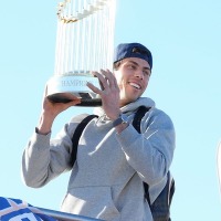 【MLB】ブルワーズが世界一の報告で地元ミルウォーキーに凱旋　優勝トロフィー携え、NFLパッカーズ本拠地を訪問 画像