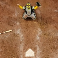 【MLB】ブルワーズ世界一の瞬間、正捕手コントレラスを上空から捉えた「奇跡の1枚」　AIでもドローンでもなく……熟練カメラマンたちの巧みな連携 画像