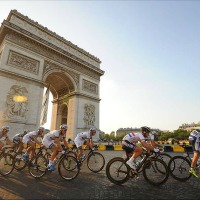 2014ツール・ド・フランスも凱旋門を周回 画像