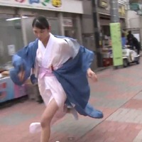 仲居さんが着物を振り乱して街中を猛ダッシュ! 画像