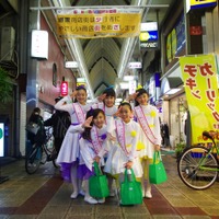 堺東自転車マナーアップガールズ、商店街でマナーアップを呼び掛ける 画像