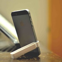 シンプルで美しいiPhone用スタンド「The Grip」…米国発 画像