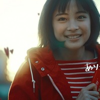 土屋太鳳&松井愛莉&広瀬すず、母の日に感謝! 新CMは「コブクロ」の新曲で 画像