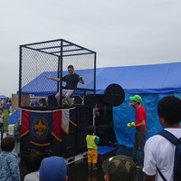 球を当てると米軍人がドボン!「少年団の米国すいぼつのふね」…岩国基地フレンドシップデー2015 画像