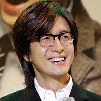 ヨン様挙式! 花嫁にひざまずく写真を公開「みなさんもお幸せに!」 画像