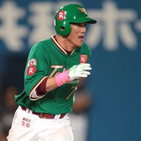 【プロ野球】楽天・松井稼、2000本安打達成「東北のファンの前で打てて嬉しい」 画像