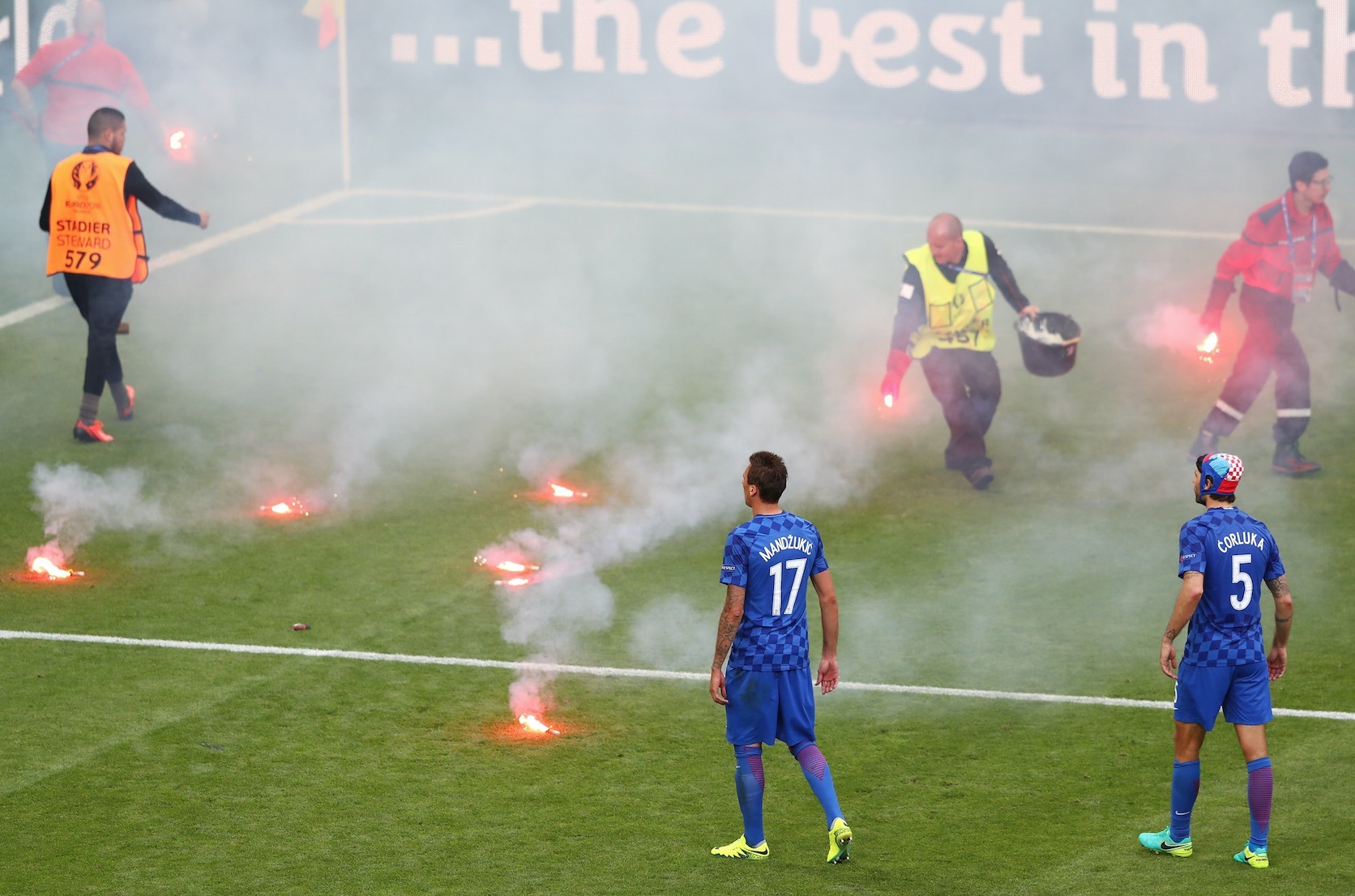 Euroでクロアチアサポーターが発煙筒 爆竹の投げ入れ 選手は失格も覚悟 1枚目の写真 画像 Cycle やわらかスポーツ情報サイト