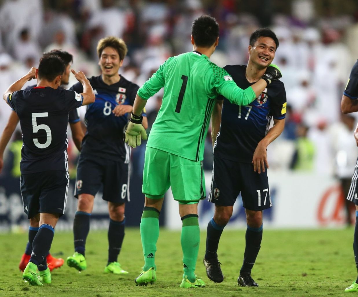 サッカー日本代表 Uaeを撃破 長友佑都 本田圭佑 香川真司らと チーム一丸 の勝利喜ぶ 3枚目の写真 画像 Cycle やわらかスポーツ情報サイト サッカー日本代表 Uaeを撃破 長友佑都 本田圭佑 香川真司らと チーム一丸 の勝利喜ぶ 3枚目の写真 画像 Cycle やわらかスポーツ情報サイト
