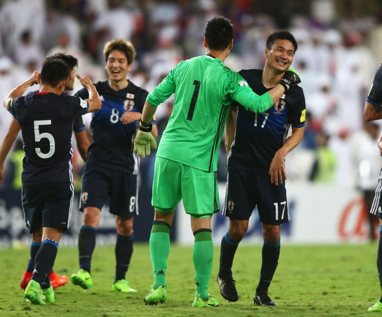 サッカー日本代表 Uaeを撃破 長友佑都 本田圭佑 香川真司らと チーム一丸 の勝利喜ぶ 3枚目の写真 画像 Cycle やわらかスポーツ情報サイト