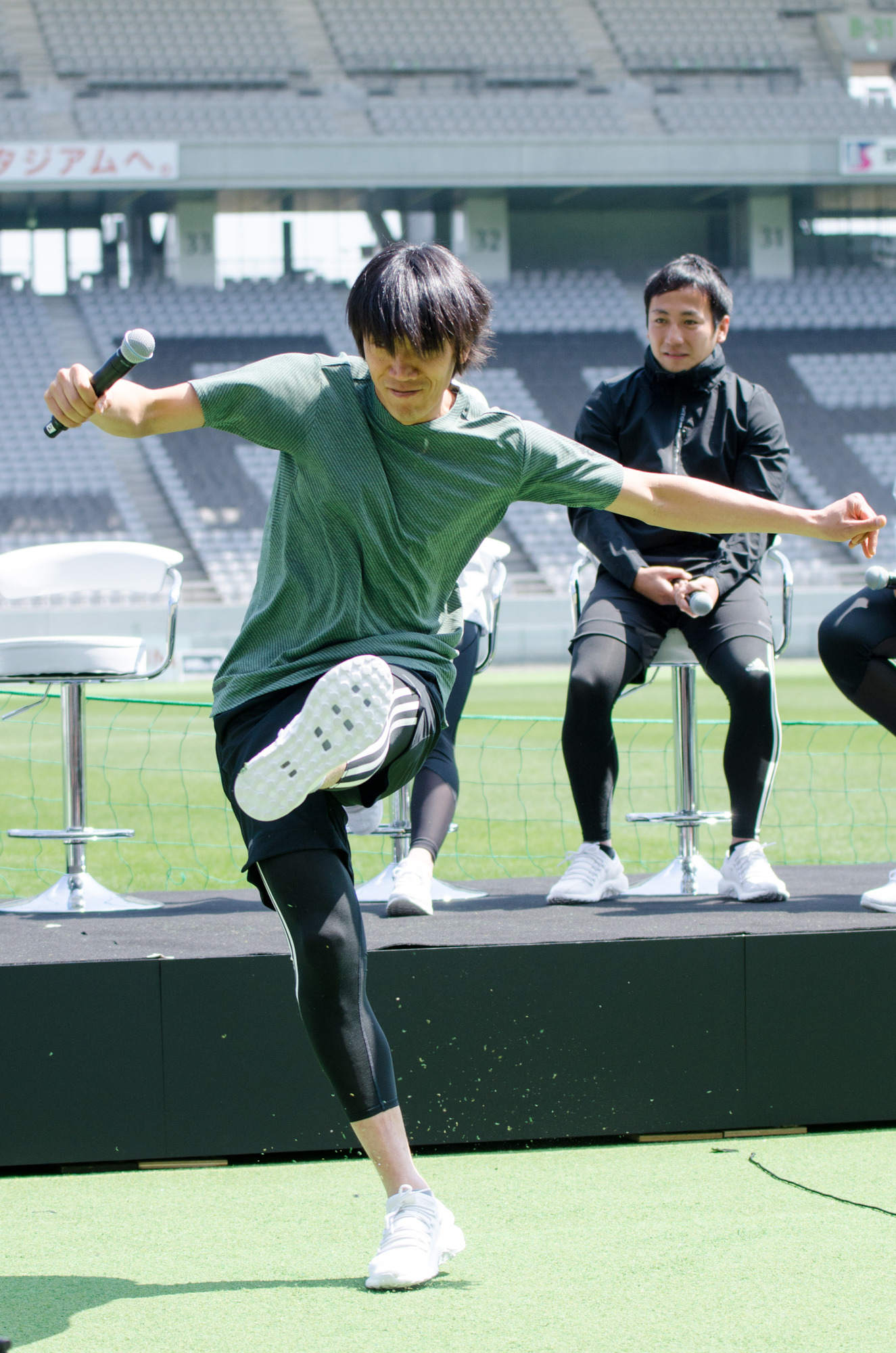中村俊輔が目の前でキックを放つ トップアスリートが スゴ技 披露 14枚目の写真 画像 Cycle やわらかスポーツ情報サイト 中村俊輔が目の前でキックを放つ トップアスリートが スゴ技 披露 14枚目の写真 画像 Cycle やわらかスポーツ情報サイト