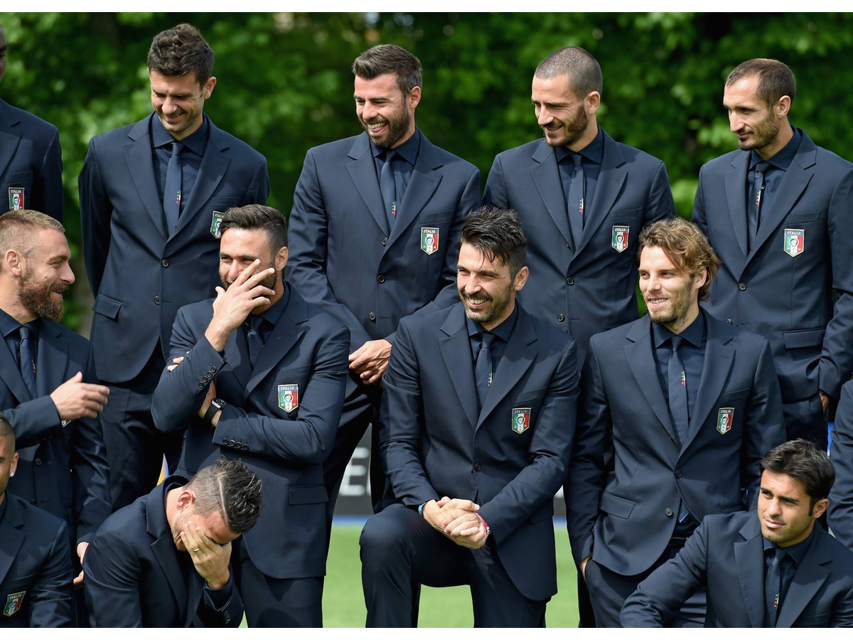 スーツを着こなしたサッカーイタリア代表選手たちの姿がシビれるほどカッコイイ Cycle やわらかスポーツ情報サイト