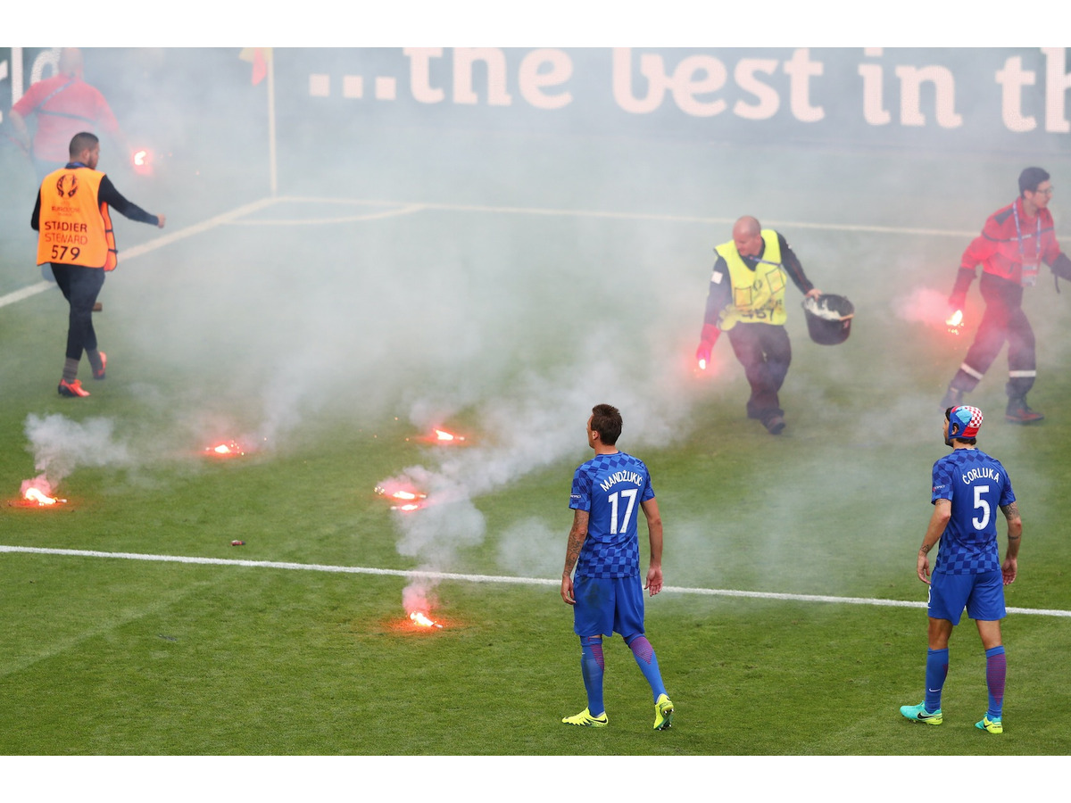Euroでクロアチアサポーターが発煙筒 爆竹の投げ入れ 選手は失格も覚悟 Cycle やわらかスポーツ情報サイト