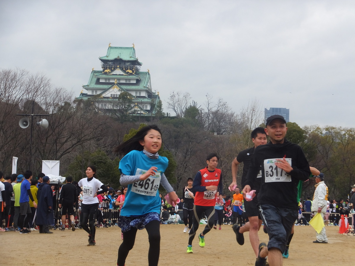 天守閣をバックにチームで完走を目指す 大阪城リレーマラソン 3月開催 Cycle やわらかスポーツ情報サイト