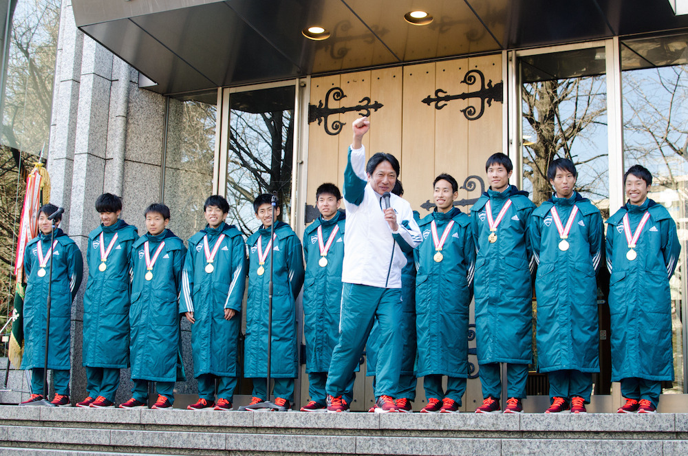 青学、箱根駅伝優勝をキャンパスで報告…選手たちの言葉 | CYCLE