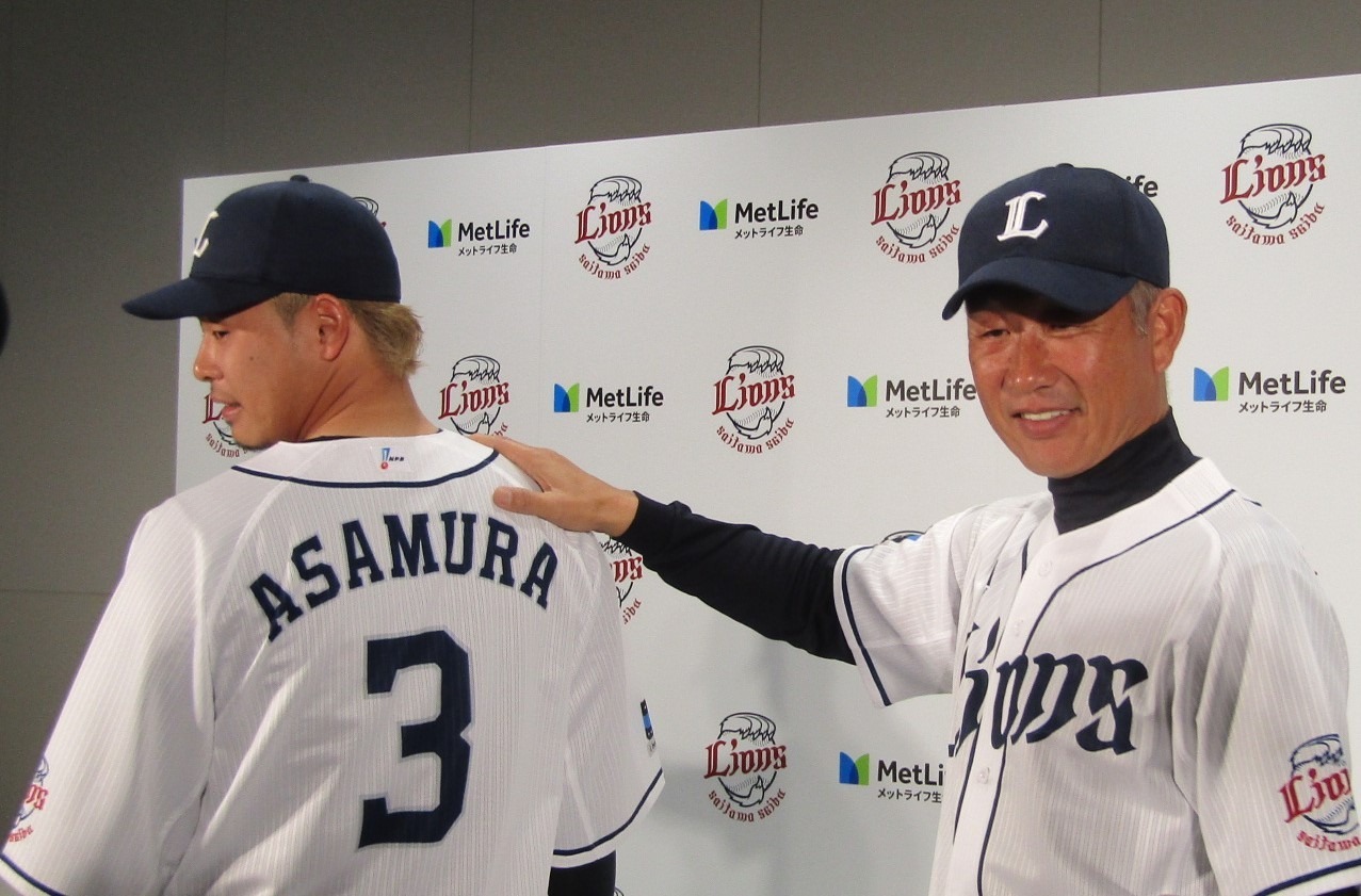 西武の新キャプテン・浅村栄斗、新背番号「3」を初披露…辻監督 西武の新キャプテン・浅村栄斗、新背番号「3」を初披露…辻監督