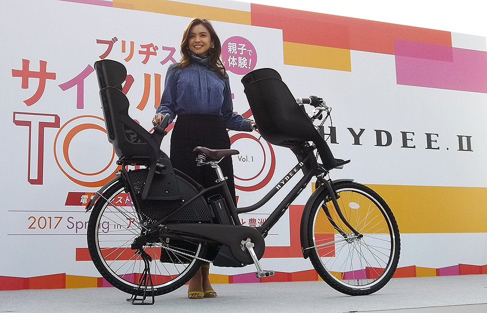 滝沢眞規子らしい乗り方…子ども乗せ自転車のトレンドとスタイル