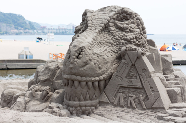 夏の鎌倉由比ヶ浜に Ark Survival Evolved 巨大恐竜の砂像が出現 完成披露イベントレポ Cycle やわらかスポーツ情報サイト