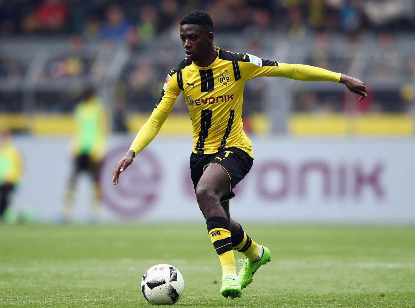 デンベレがバルセロナ入団会見、史上2位の移籍金「メッシの