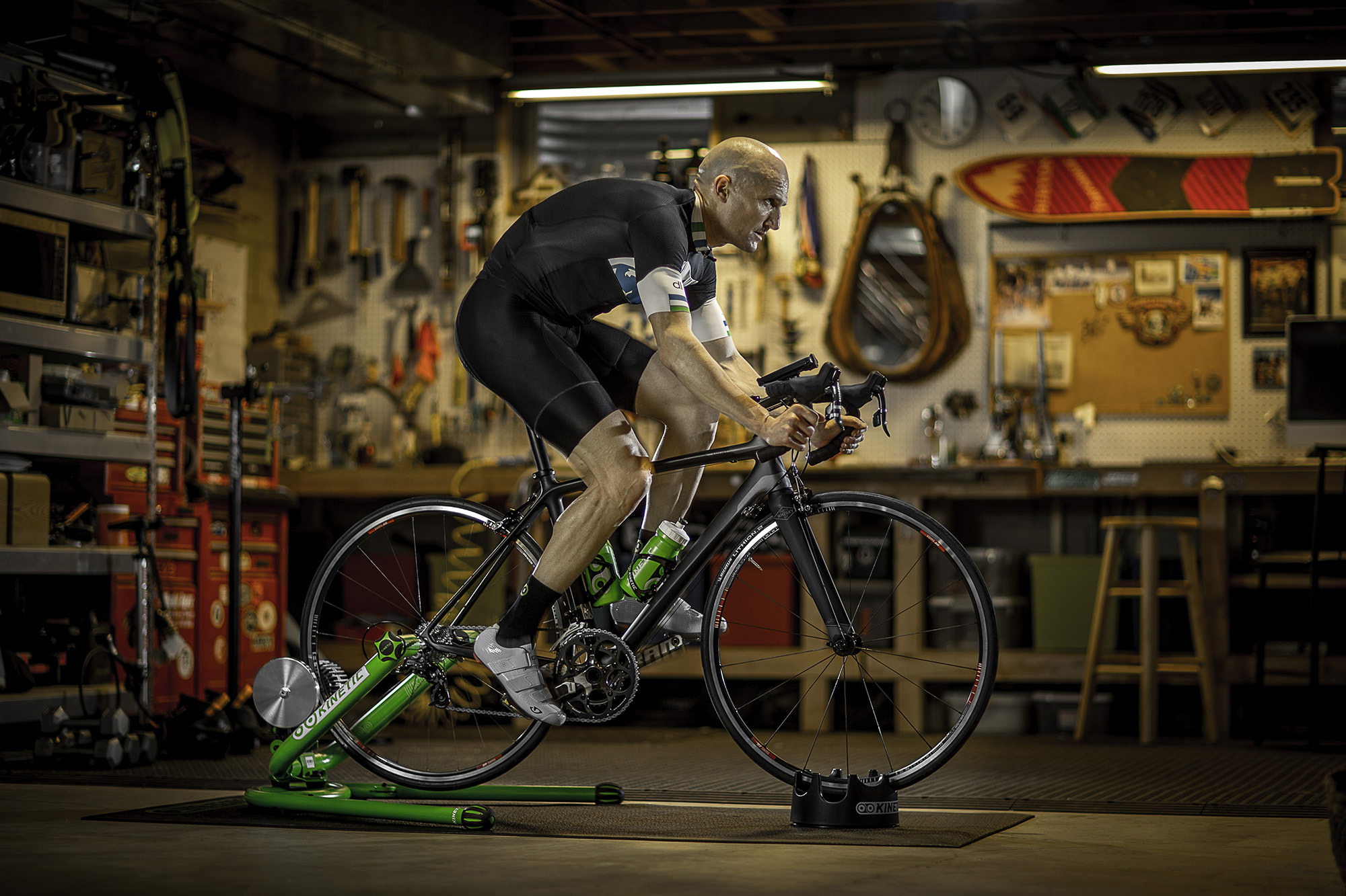 ロードバイク向け固定ローラー台「キネティックロックンロール2.0
