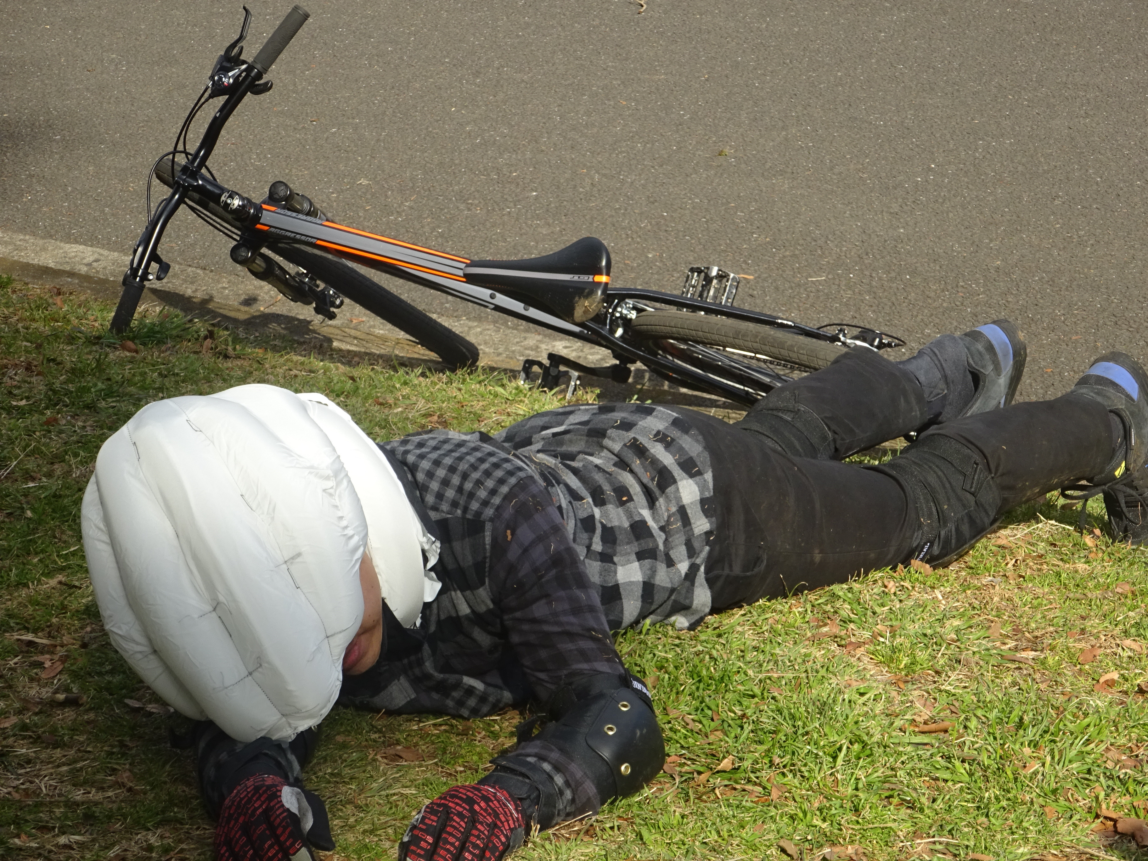 かぶらないヘルメットHOVDING、エアバッグが開く瞬間を公開 | CYCLE 