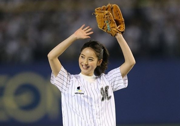 プロ野球】佐々木希、ロッテ本拠地開幕戦で始球式！「届かなかったから