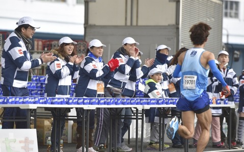 【横浜マラソン】帆船日本丸に給水所が出現！ 横浜マラソン名物「給水パフォーマンス」実施 画像