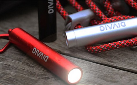 LEDライト内蔵スマートフォン充電器「DIVAID 防水バッテリー」 画像